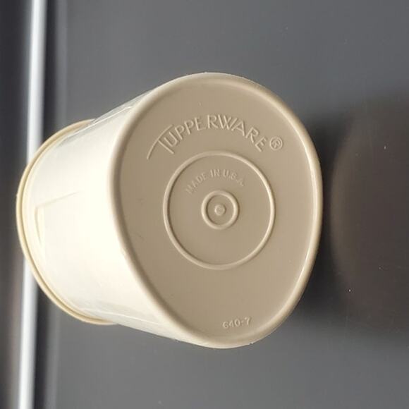 Vintage 70s Tupperware Mustard or Condiment Dispenser 1553, 640 Yellow Pump EUC - Picture 4 of 6